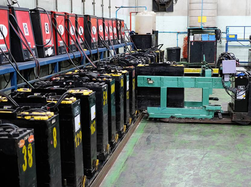 Ladestecker Flurfoerderzeuge Teaser 2x